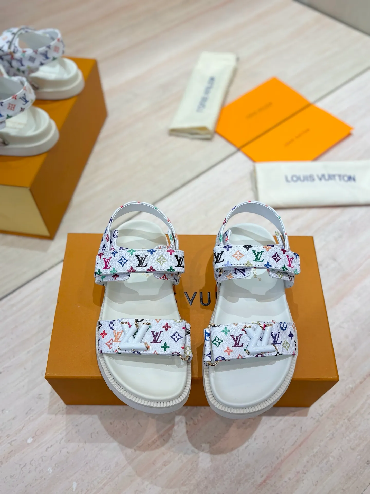 👟👟Ex-factory price 460👟👟 LV 2025 spring and summer new products 🥰 Popular LV donkey brand counters Embossed logo embossed sandals This Pool Pillow Comfort flat sandals are made of technical fabrics and use high-frequency embossing technology to reinterpret the Monogram pattern. Soft padded upper with adjustable Velcro, comfortable and tough insole adds harmonious colors 👍New hard goods, purchasing agent level! Full of high-end feel! A popular model among bloggers at home and abroad, it’s retro and fashionable and looks amazing on your feet! The official website's main recommendation 👍👍 ✅ Upper: waterproof special original fabric ✅ Inner lining: imported mixed sheepskin ✅ Outsole: original molded foam outsole ✅ Number of sizes: women's size 35-45 (women's size 41 men's 38.45, custom-made, non-refundable) ✅ Packaging: full set of drawer boxes ​